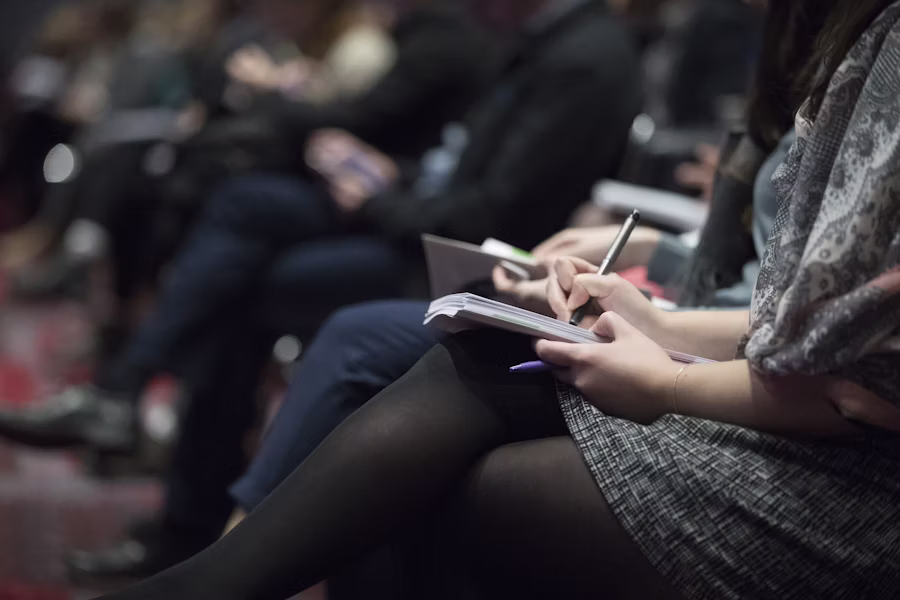 Participants en session de formation Achats, prenant des notes